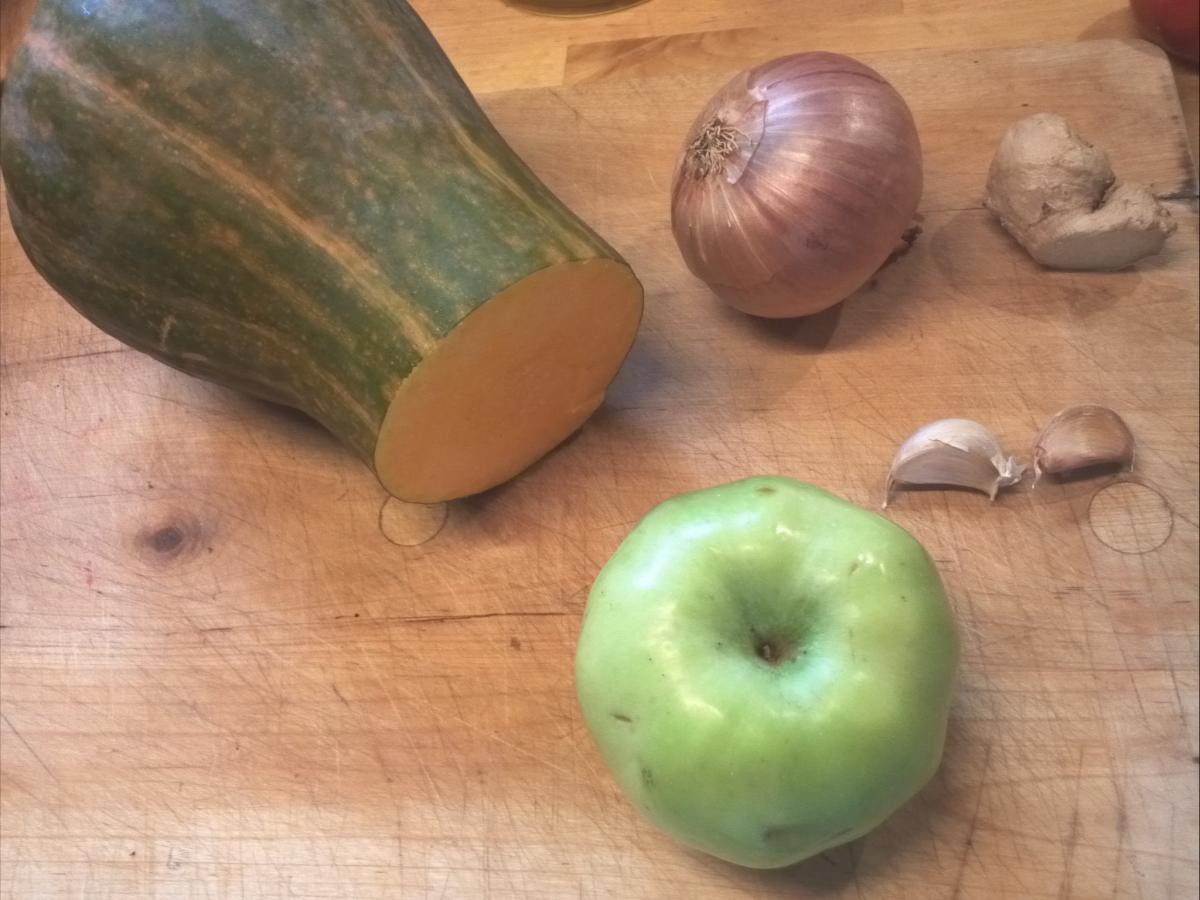 Igredients principals de la recepta de crema de carbassa amb poma