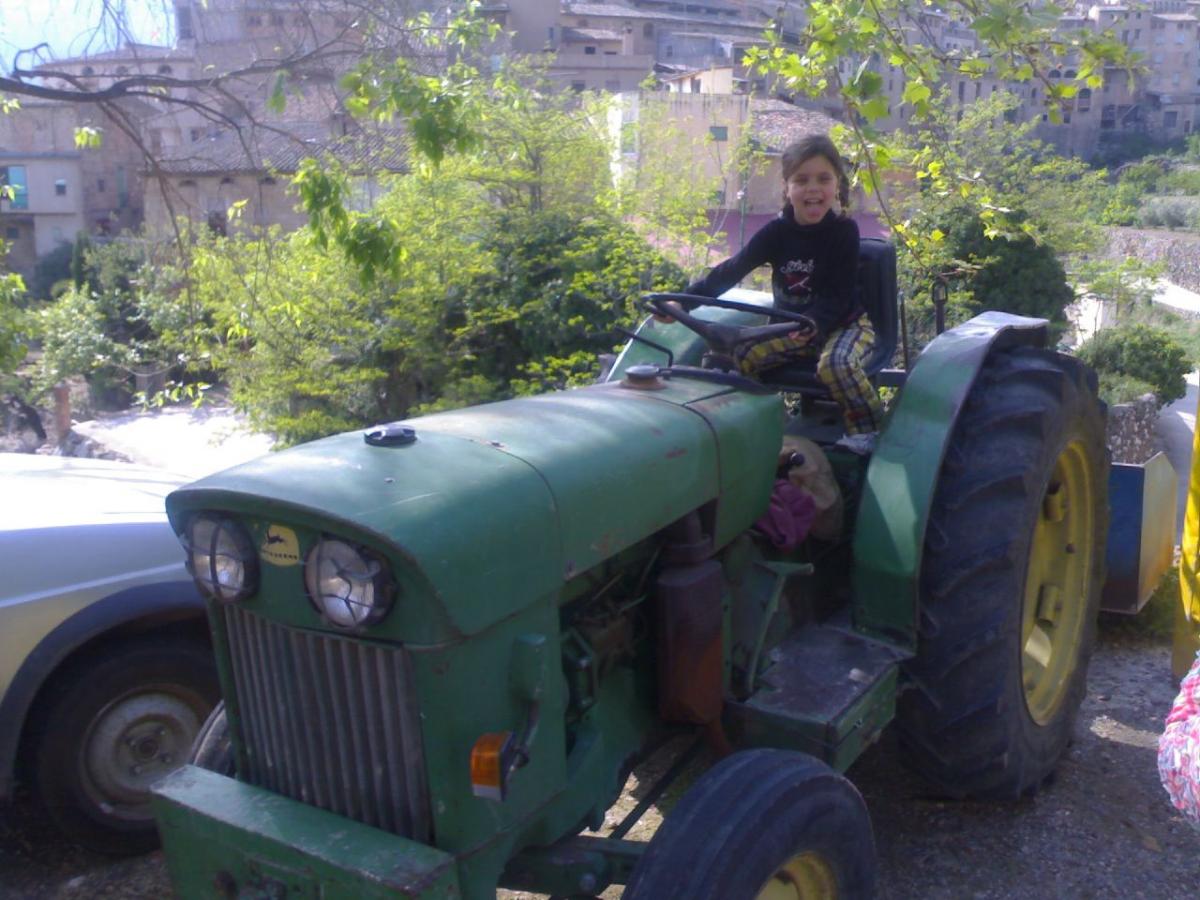 Ada a un tractor d'un poble del Montsant el 2007