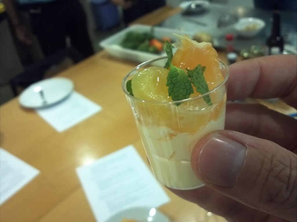 crema de vainilla amb gelatina d'aigua de roses