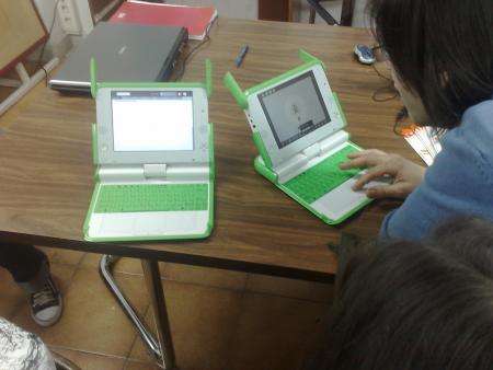Jaume Nualart con una versión anterior del OLPC